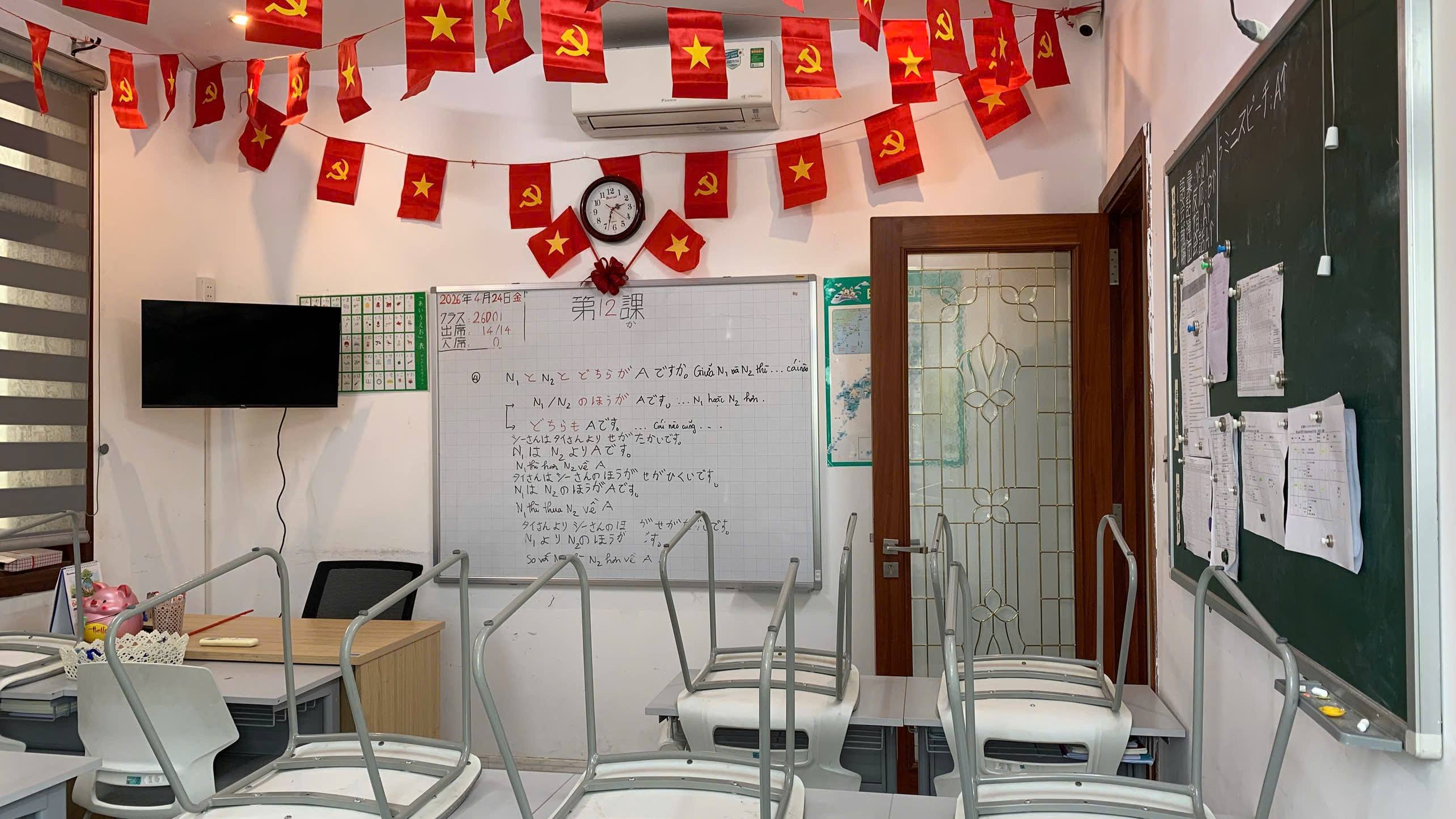 Phòng học gọn gàng với những chiếc ghế đã được kê lên bàn sau giờ học