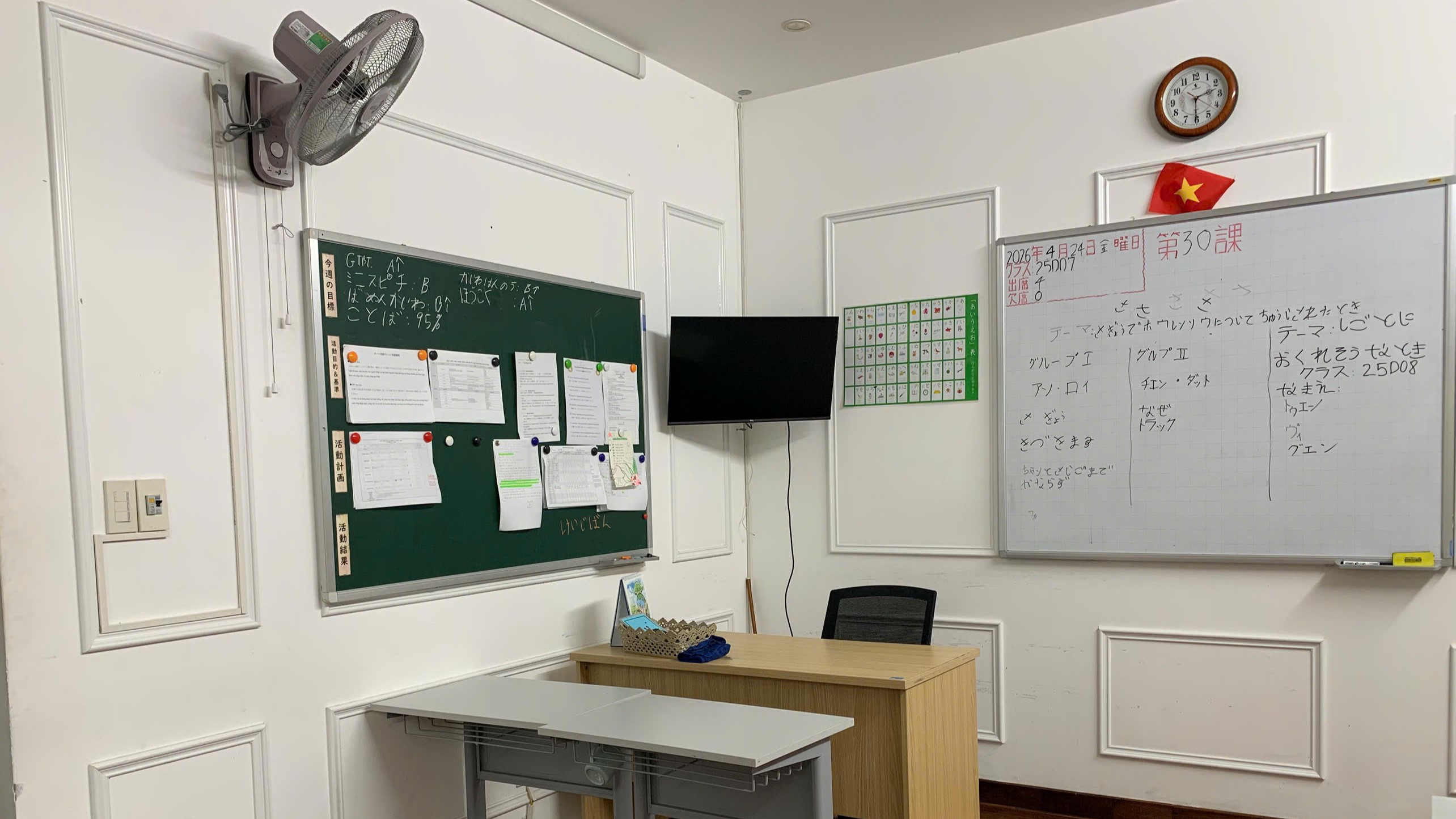 Phòng học gọn gàng, sạch sẽ với đầy đủ trang thiết bị tại Tràng An