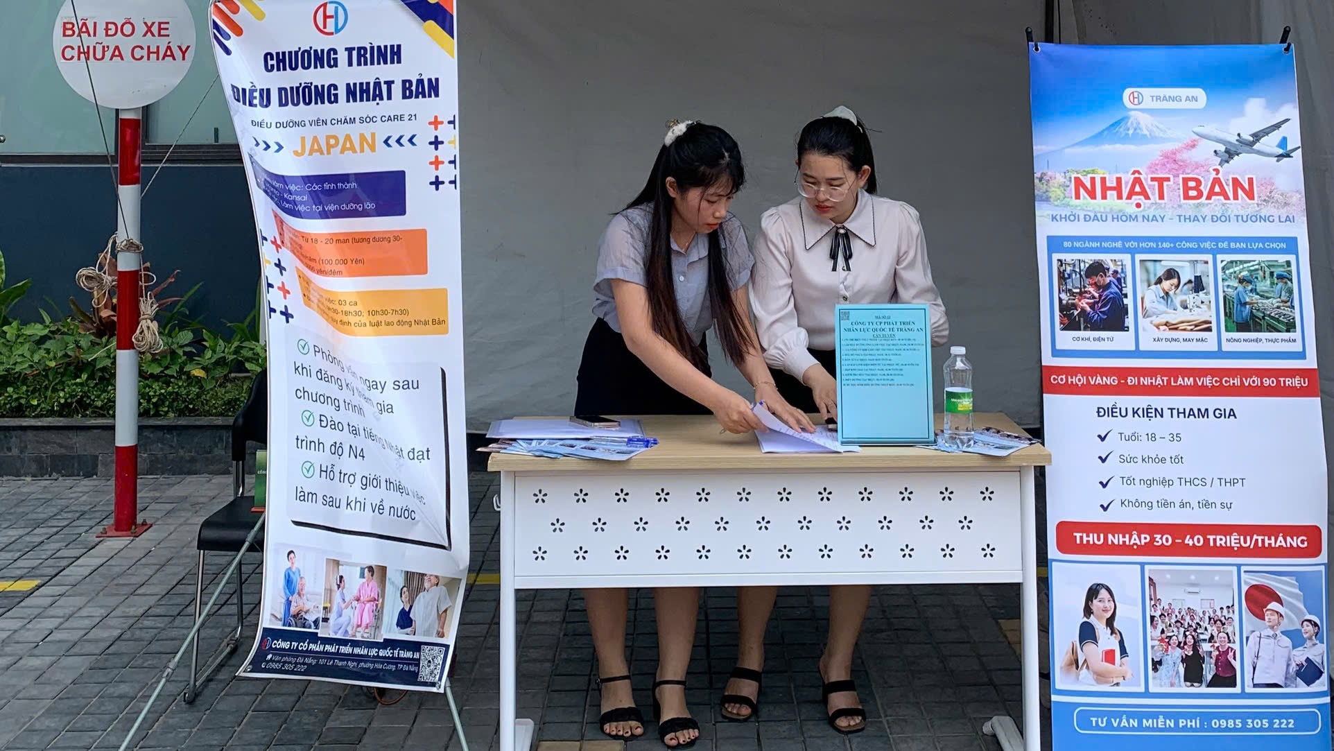 Hai bạn nữ tư vấn cho chương trình điều dưỡng và lao động tại Nhật Bản