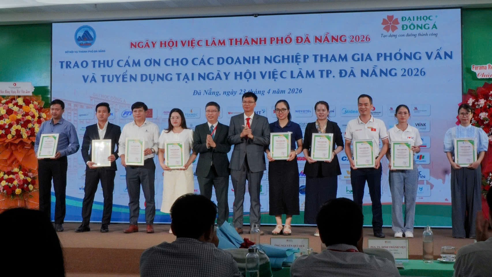 Đại diện đối tác Nhật Bản nhận thư cảm ơn từ Tràng An và Đại học Đông Á